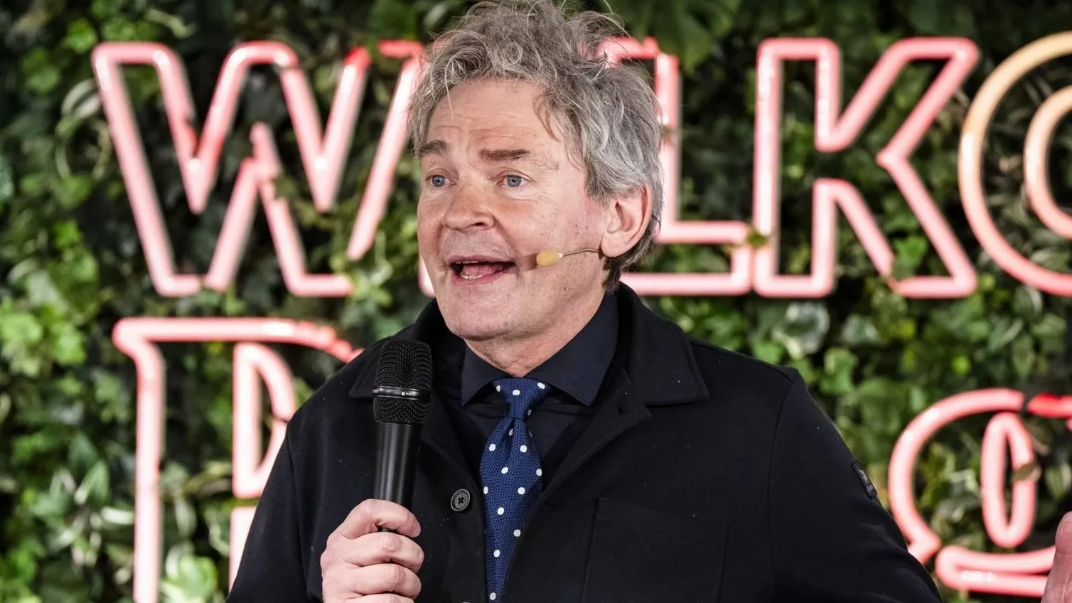 Youp van 't Hek verdedigt Matthijs van Nieuwkerk in VARAgids