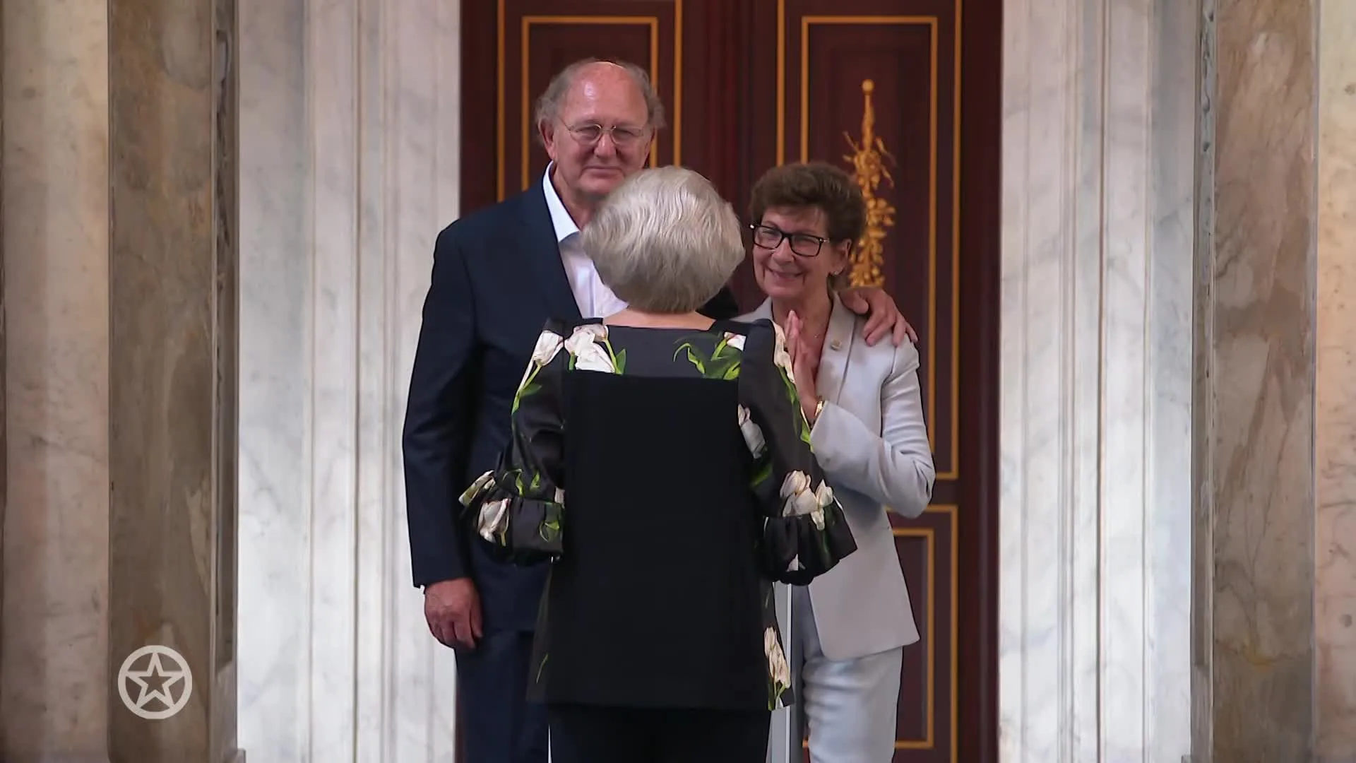 Prinses Beatrix reikt Zilveren Anjers uit