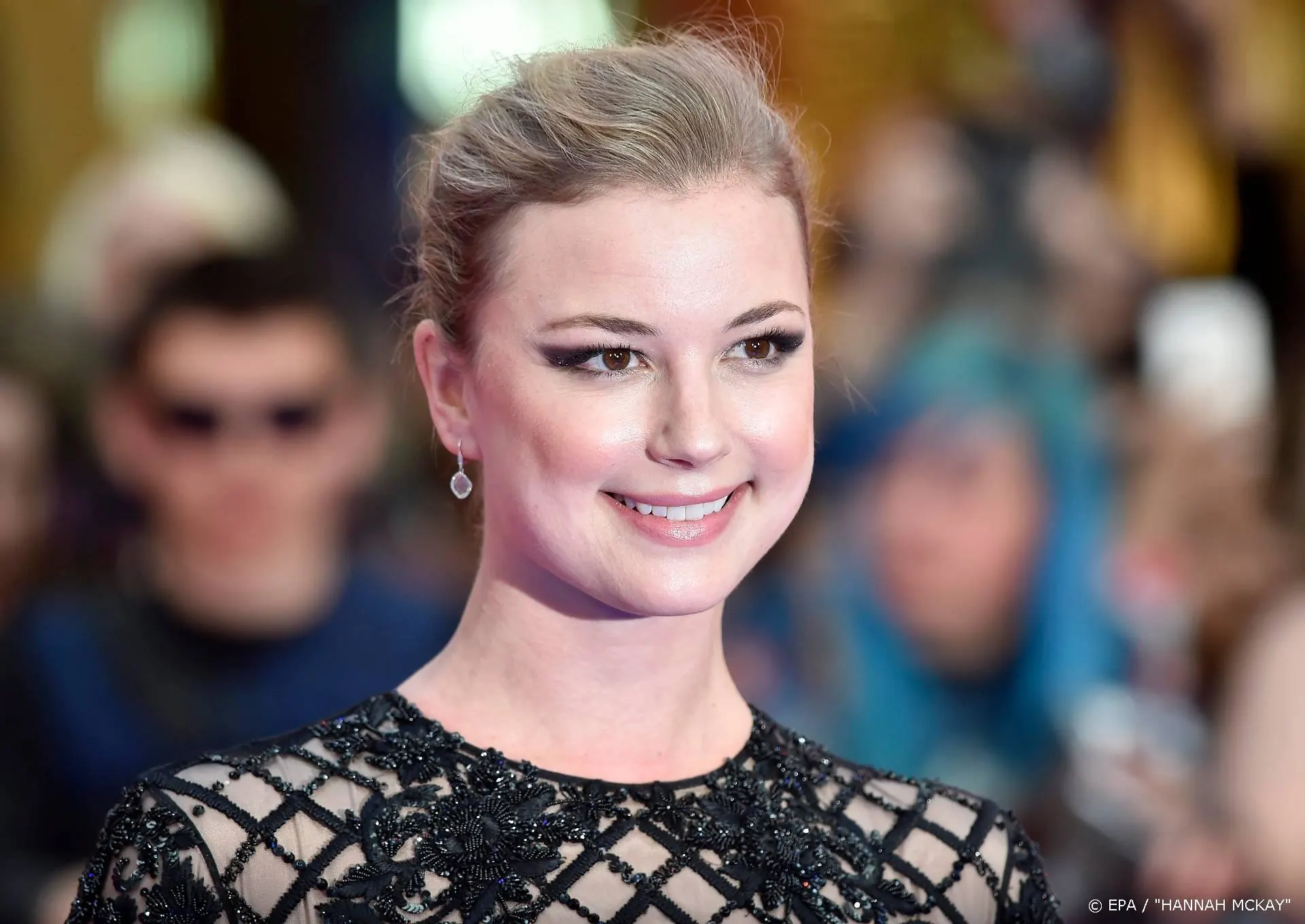 Cast ziekenhuisserie The Resident doneert mondkapjes