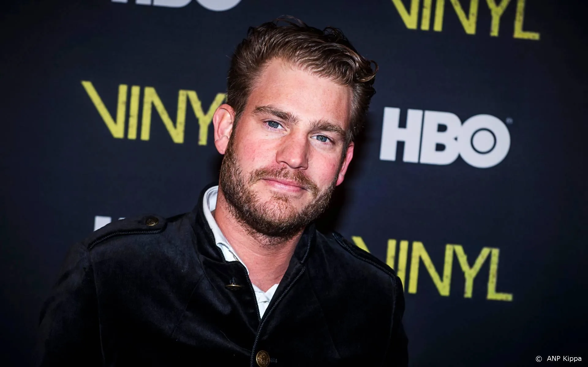 Tim Akkerman laat mensen vanuit huis meespelen op zijn coronalied