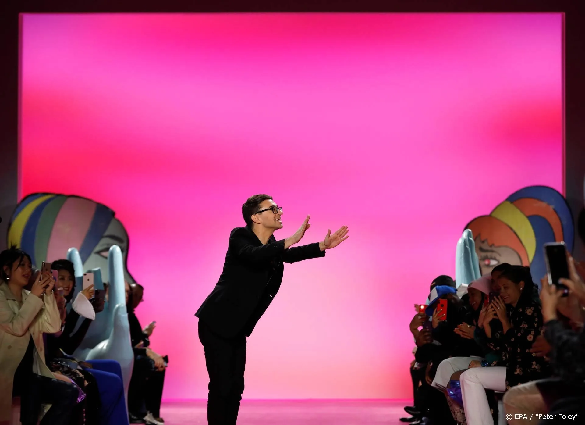 Modeontwerper Christian Siriano maakt mondkapjes