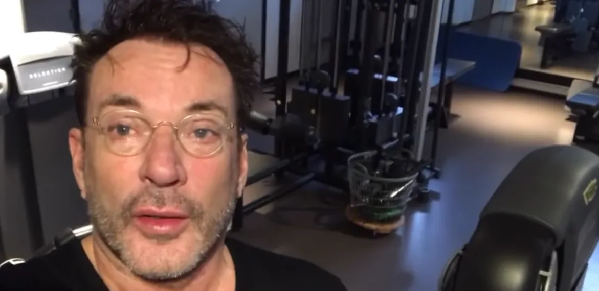 Gerard Joling emotioneel op moeilijke dag