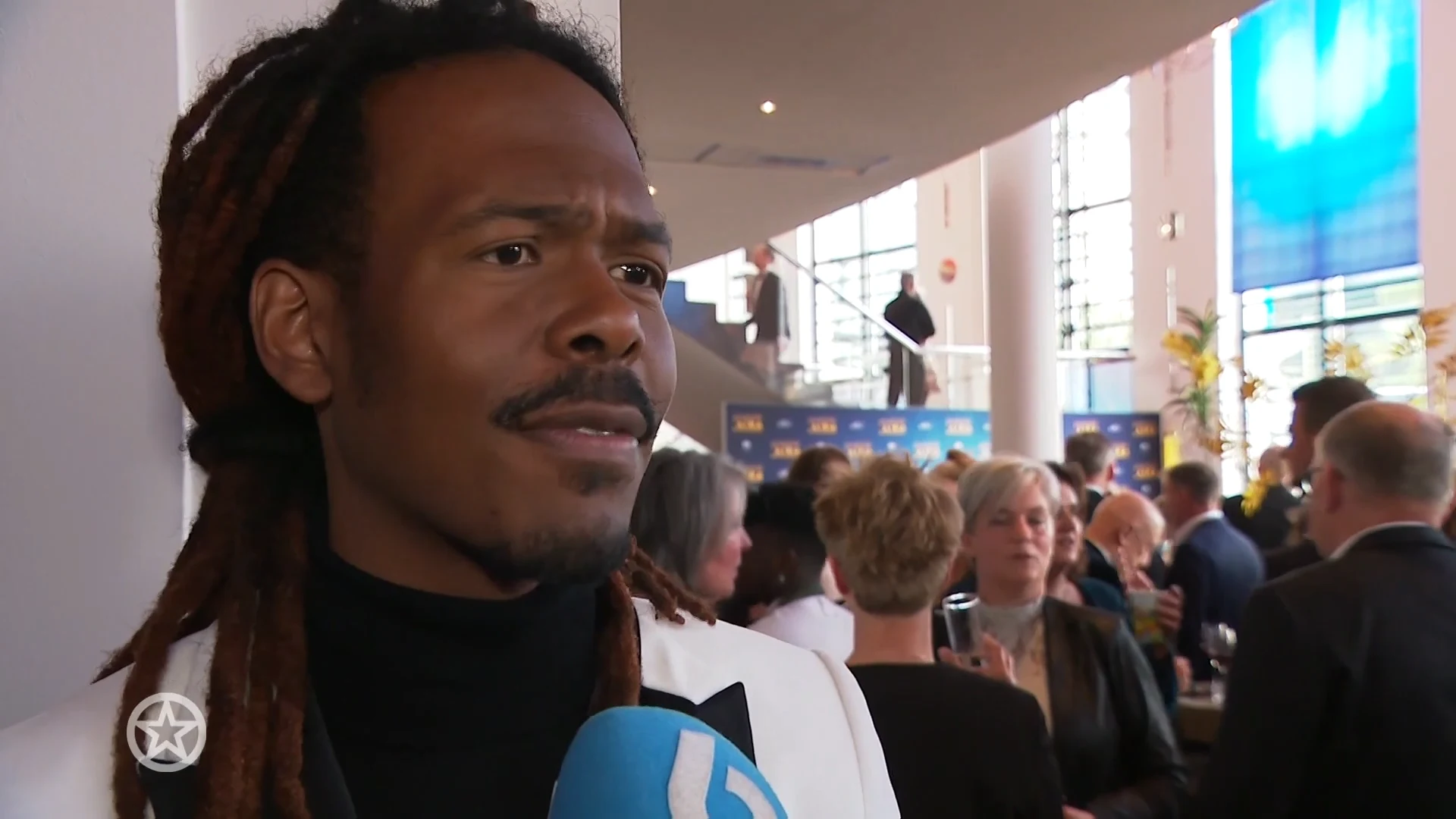 Jeangu Macrooy reageert voor het eerst op valse optredens Mia en Dion