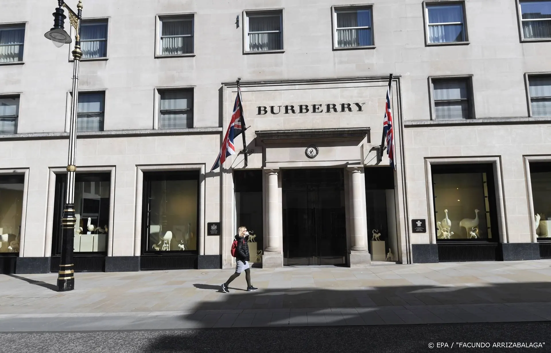 Ook Burberry maakt mondkapjes en doktersjassen
