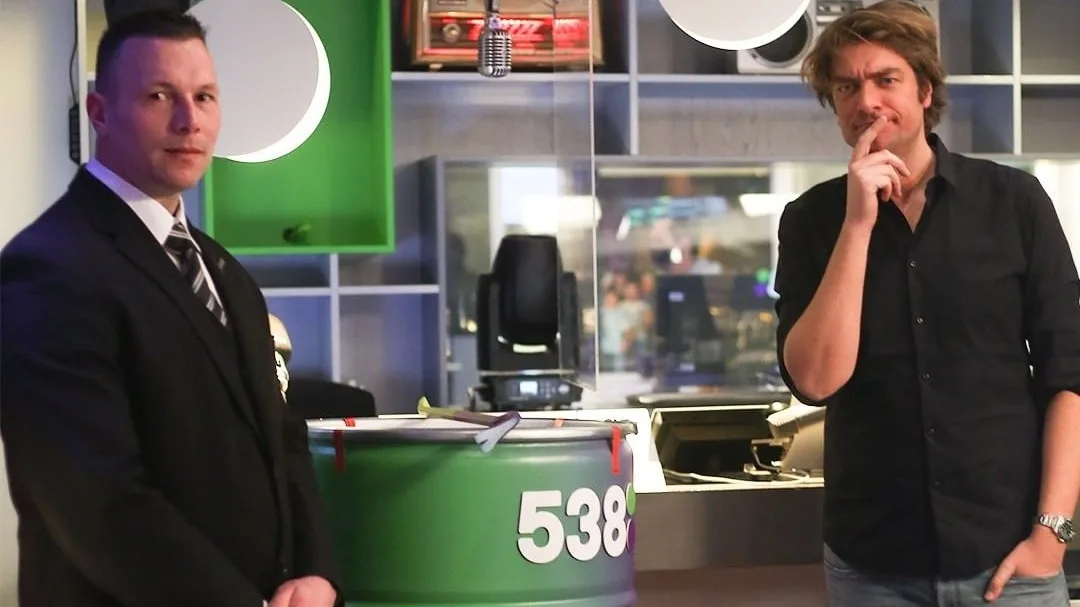 Wat zit er in de mysterieuze ton in de 538-studio?