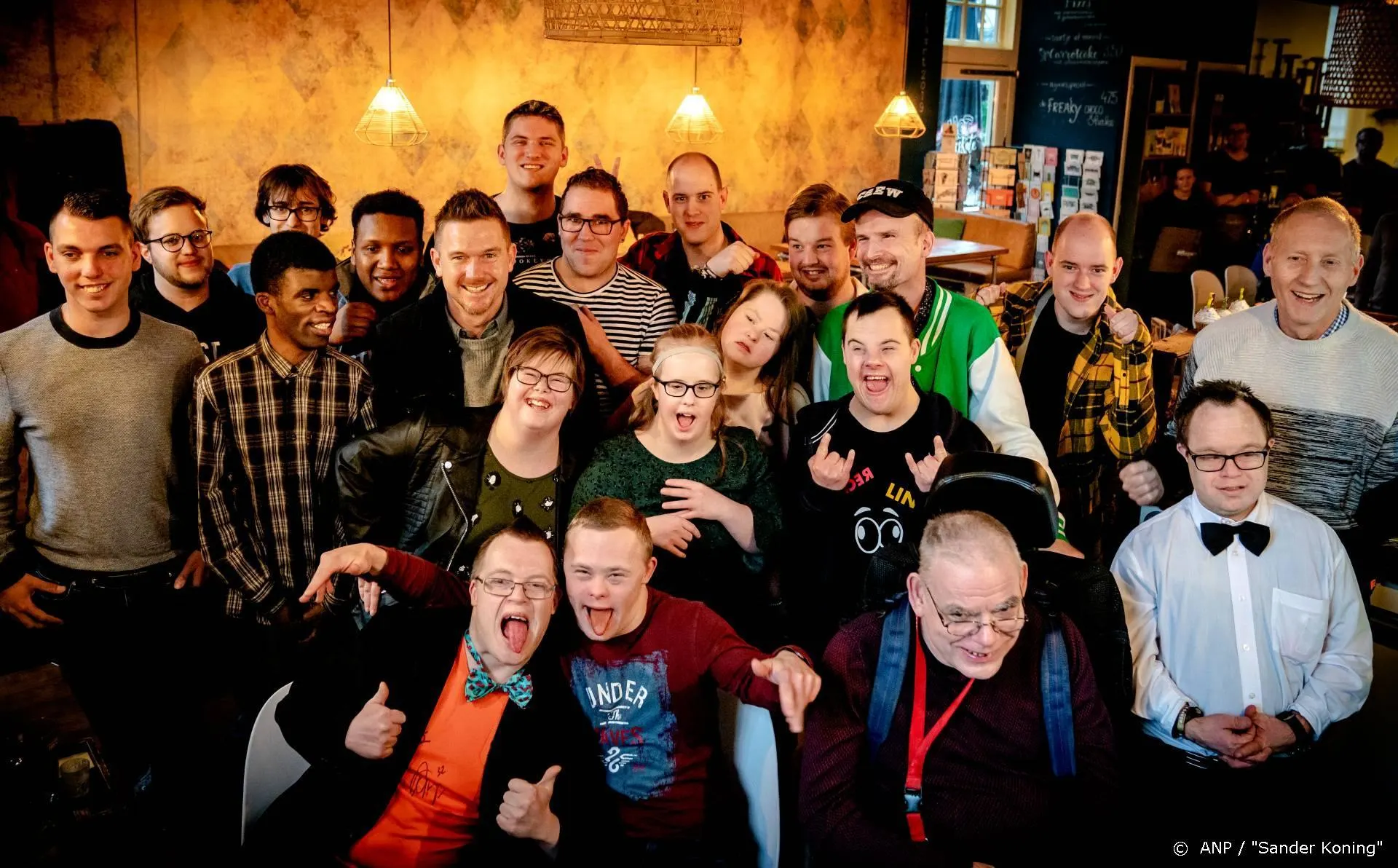 Johnny de Mol wordt blij met Down met Johnny