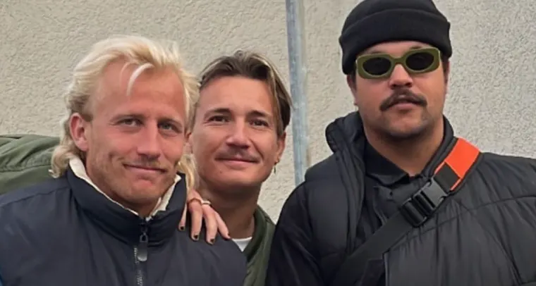 Woeste reacties na bizarre actie Goldband-zanger op podium