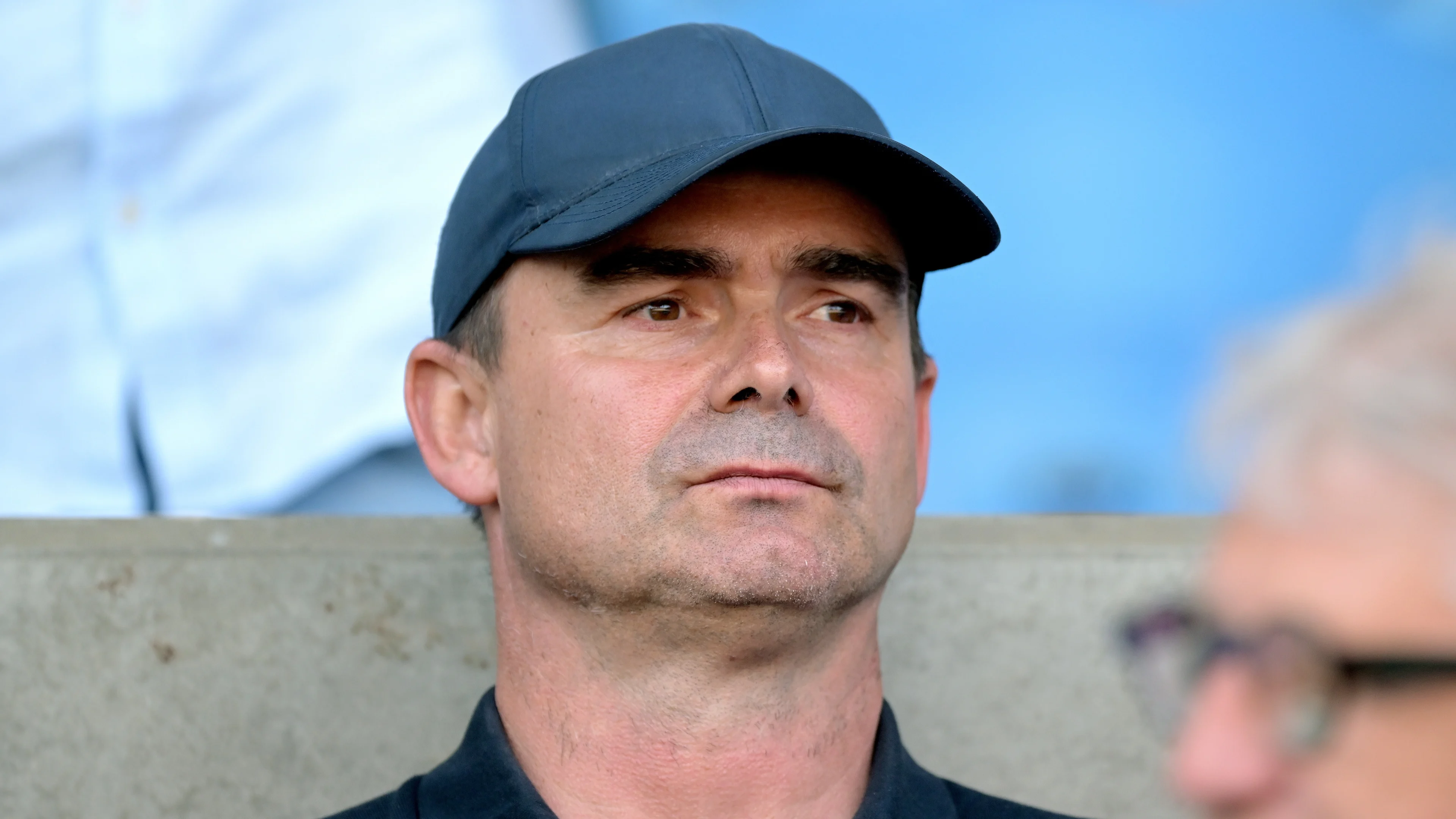 Marc Overmars wereldwijd geschorst na grensoverschrijdend gedrag 