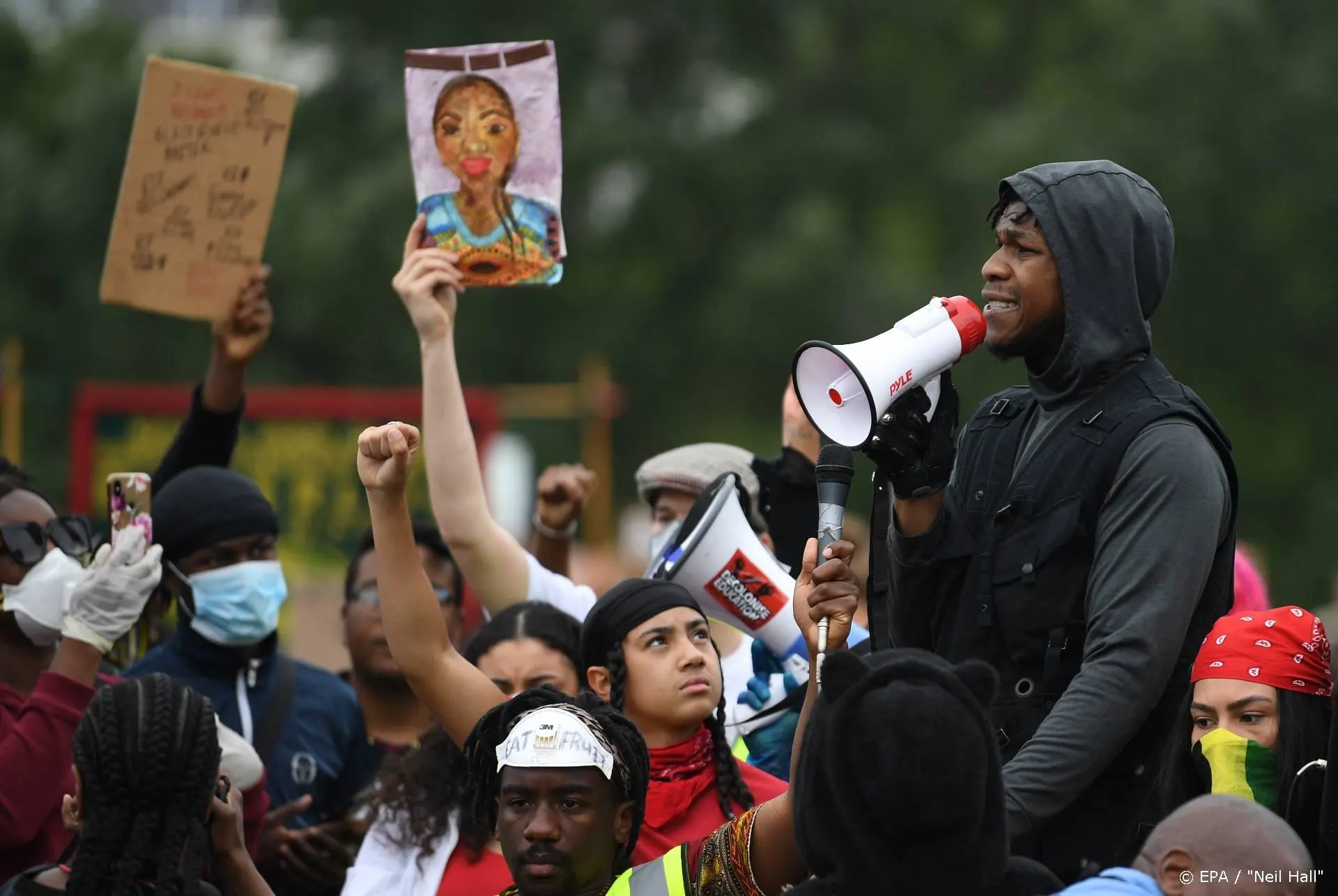 John Boyega houdt emotionele speech tijdens protestmars in Londen