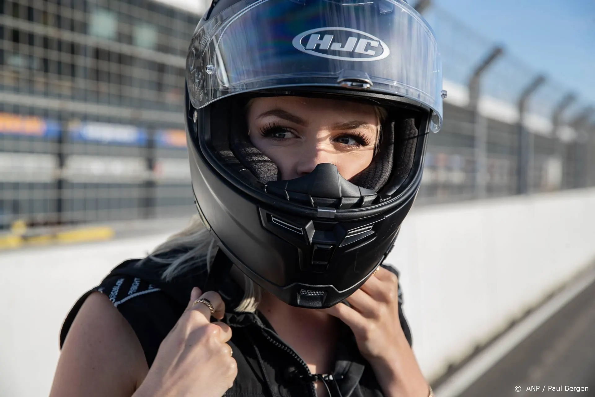 Davina Michelle zingt volkslied tijdens Dutch Grand Prix