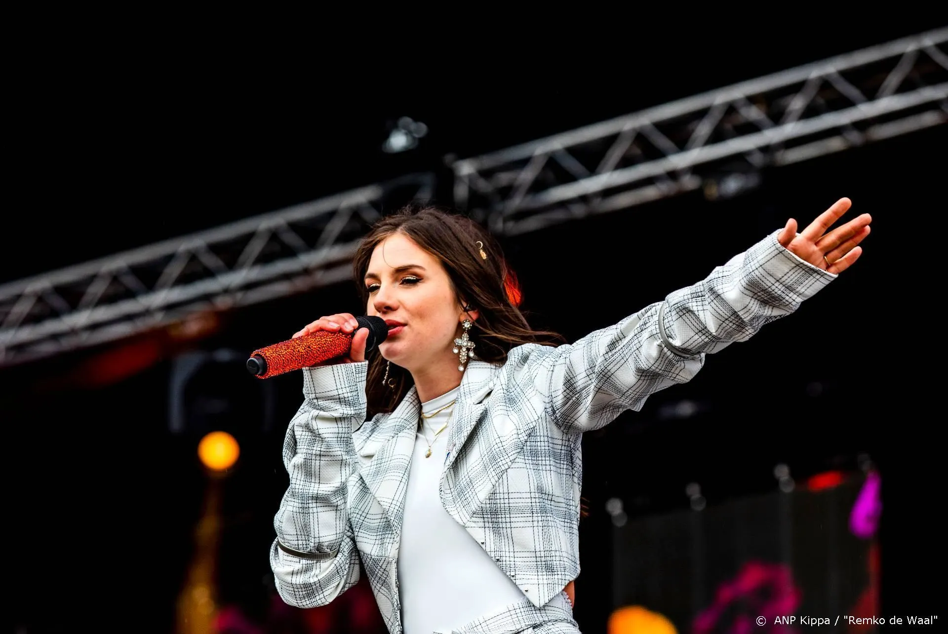 Maan blijft Album Top 100 aanvoeren met debuutalbum