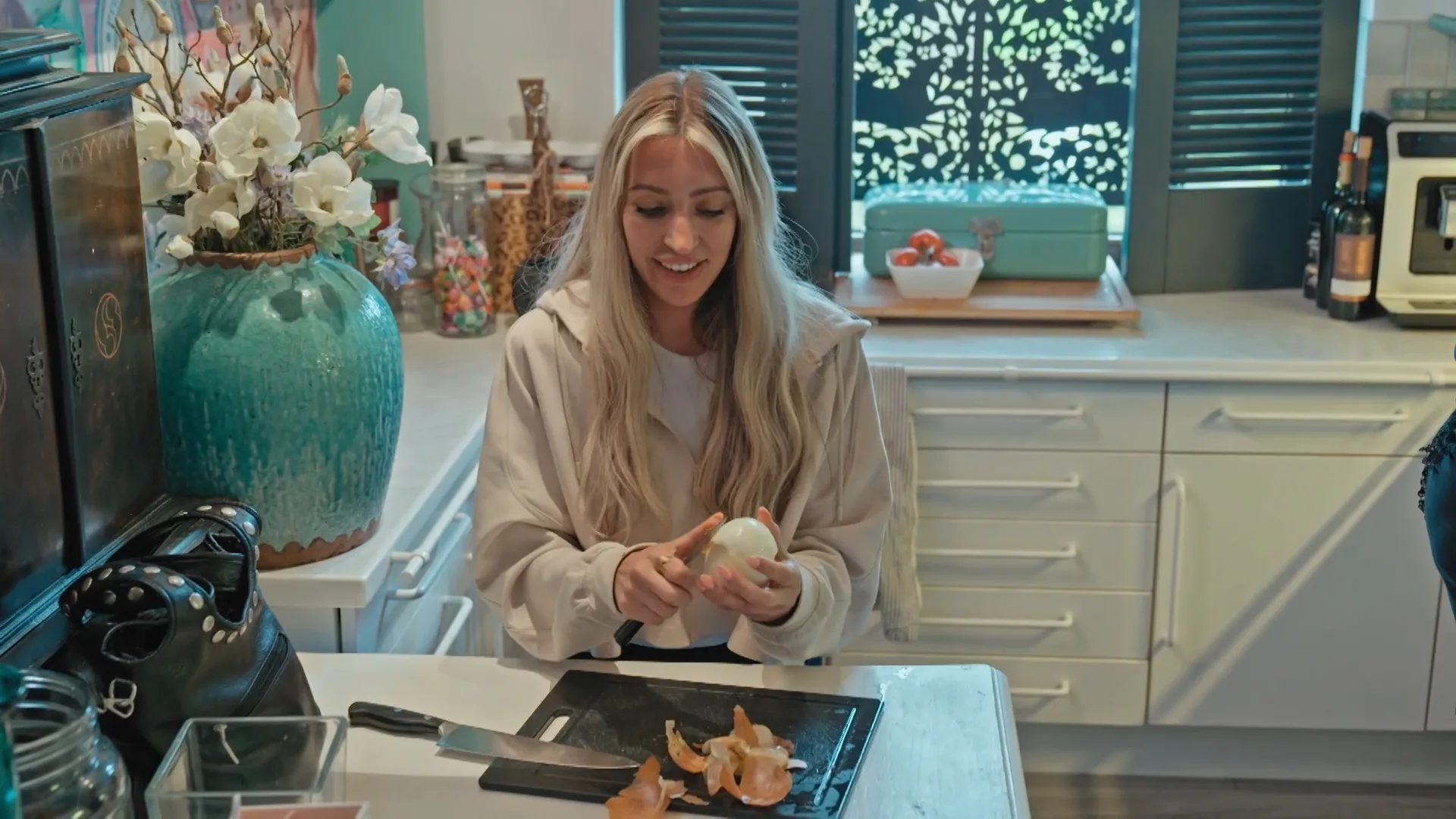 Monique stoort zich aan de stem van Denise