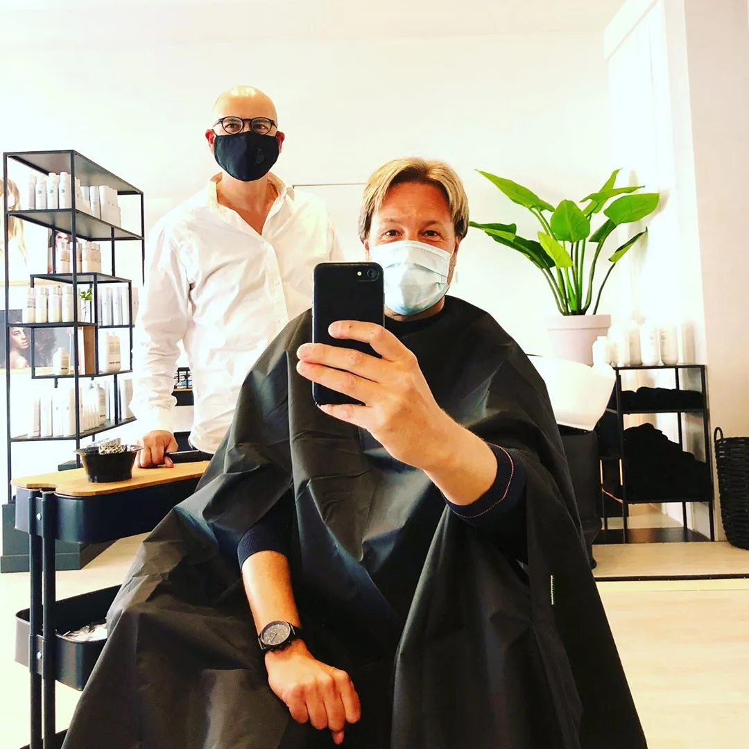 Viktor Brand geniet van flinke knipbeurt