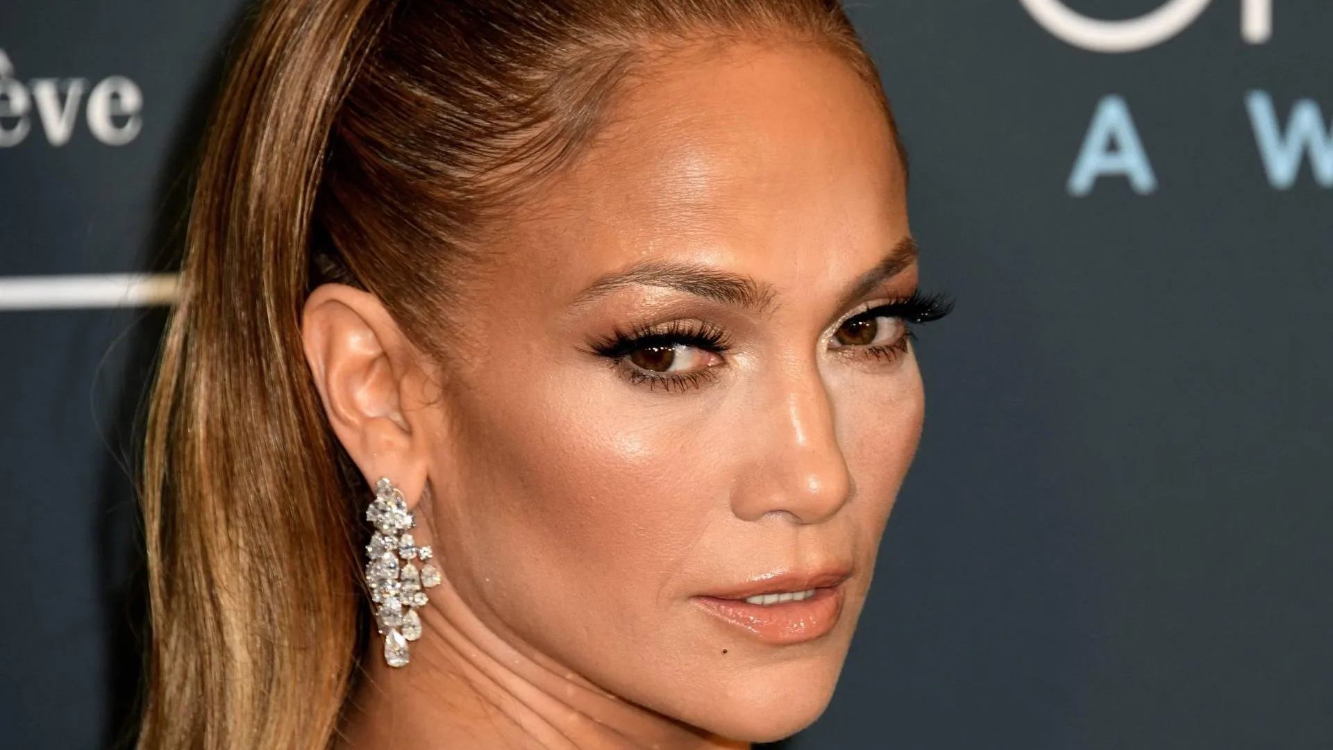 ZIEN: Jennifer Lopez poseert naakt voor nieuwe single