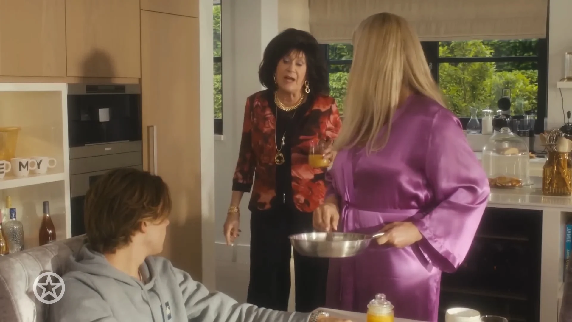 Tante Cor ontfermt zich over Remy Morero