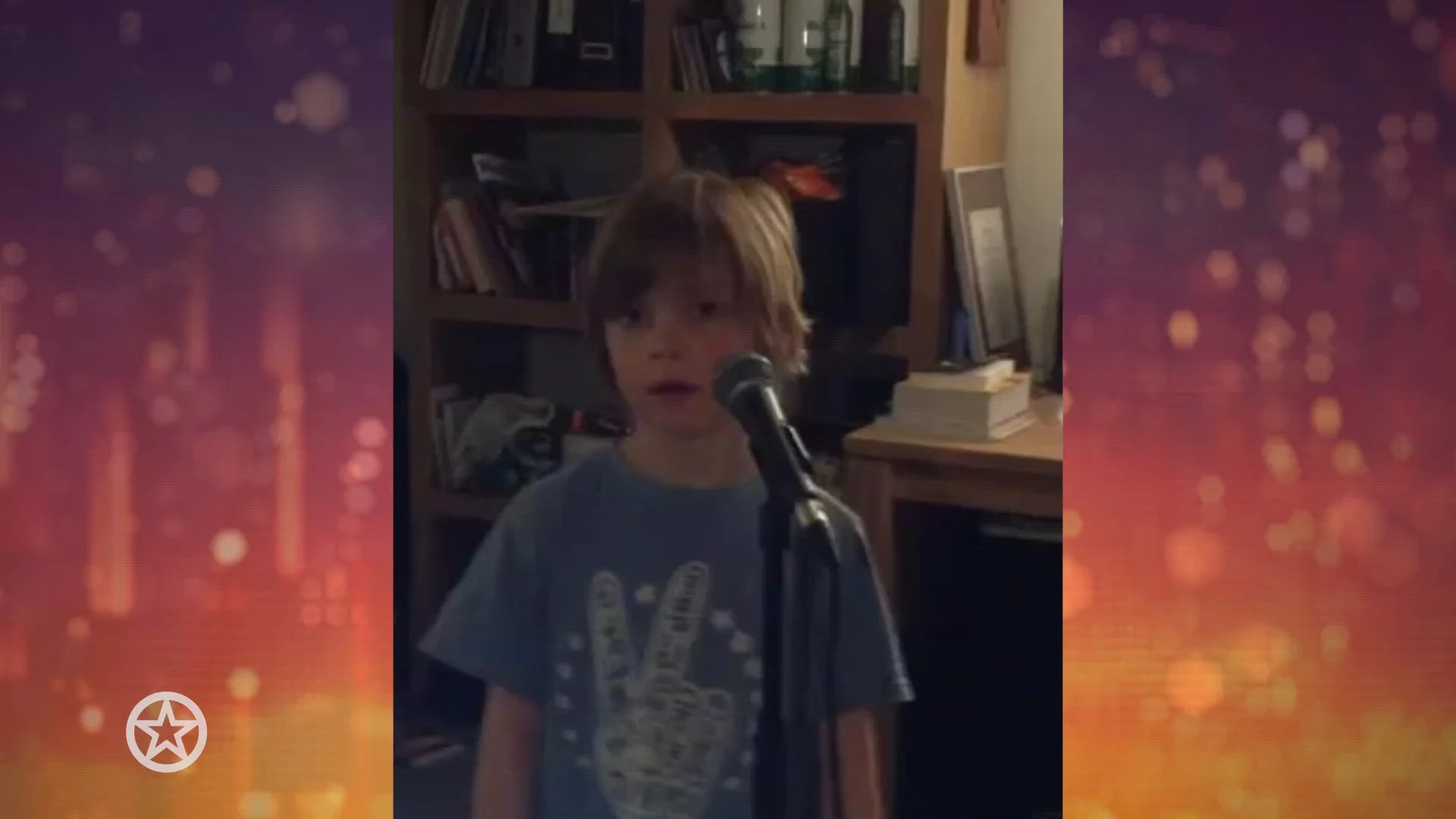 Kleine Luuk van der Boom die aan het zingen is