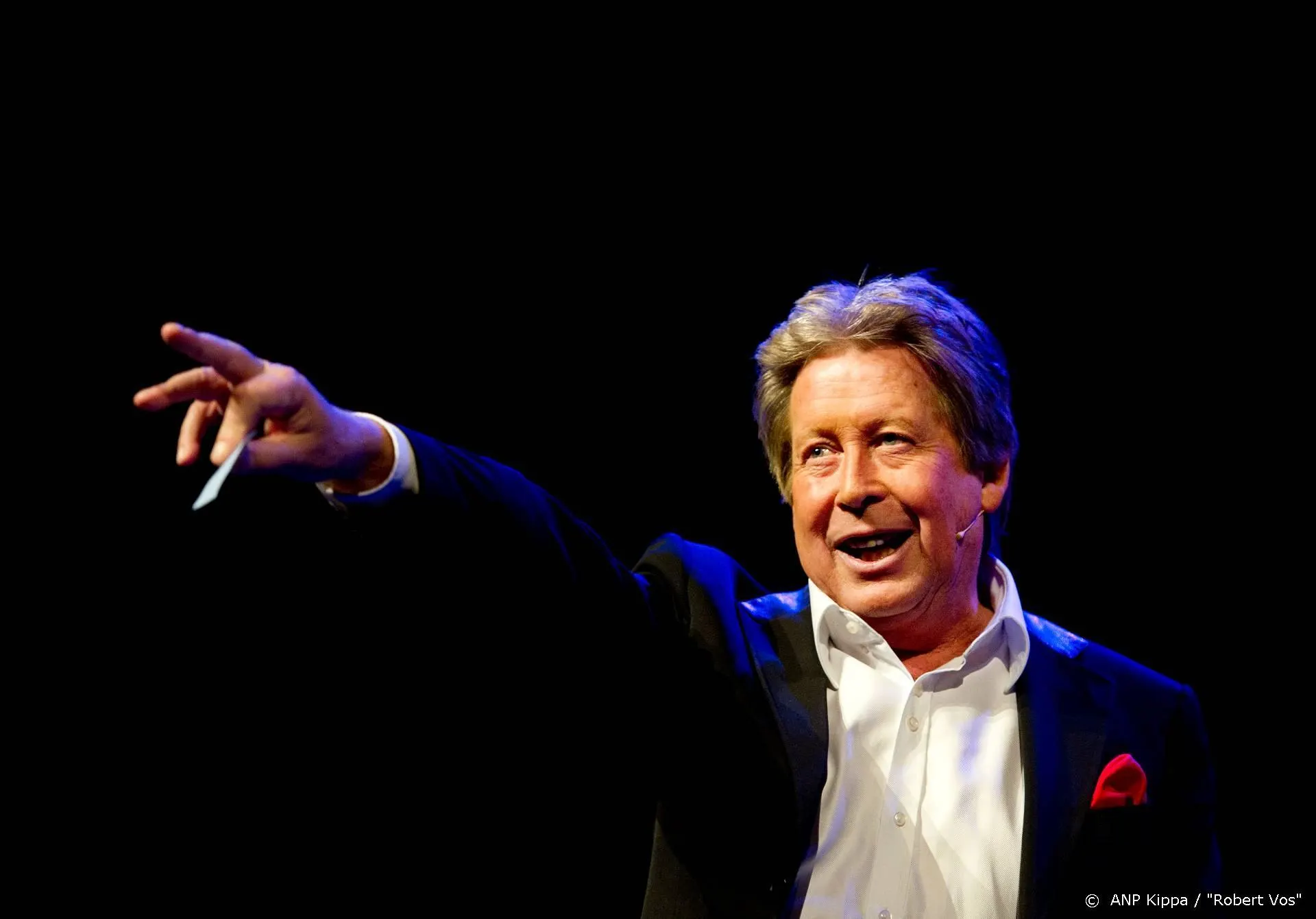 Hans Kazàn deelt goocheltrucs tijdens MAX Ouderenjournaal