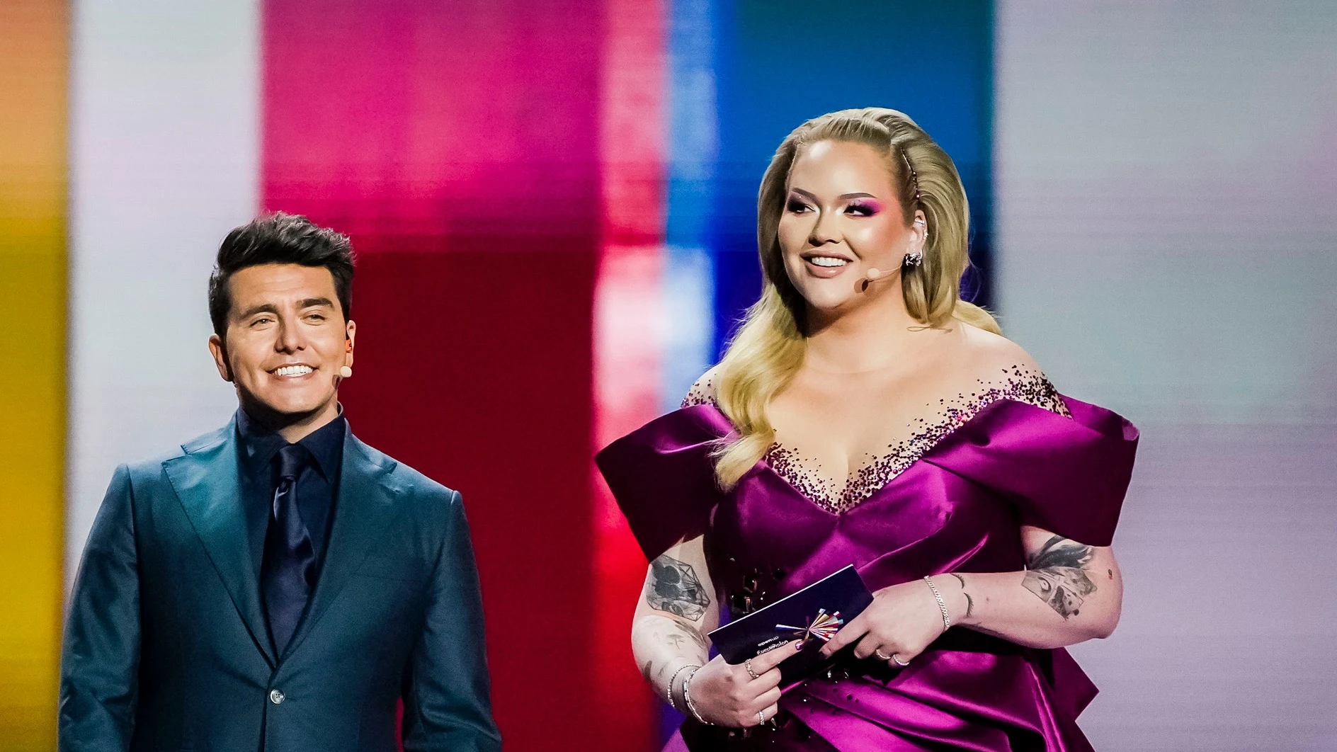 OMG! Jan Smit flirt met Nikkie: 'Zou wel op je willen duiken'