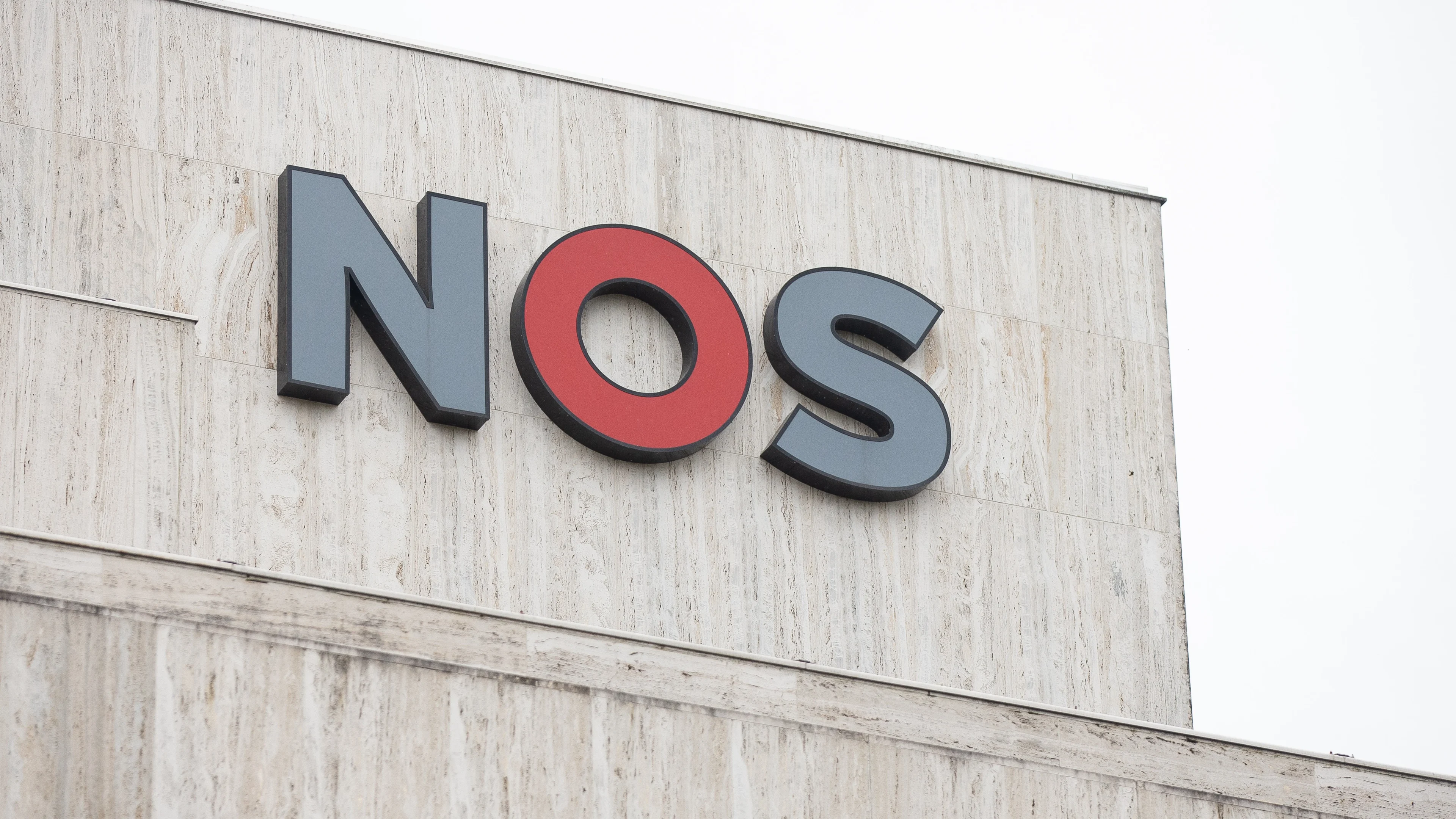 NOS-ploeg belaagd tijdens filmen uitgebrande teststraat Urk