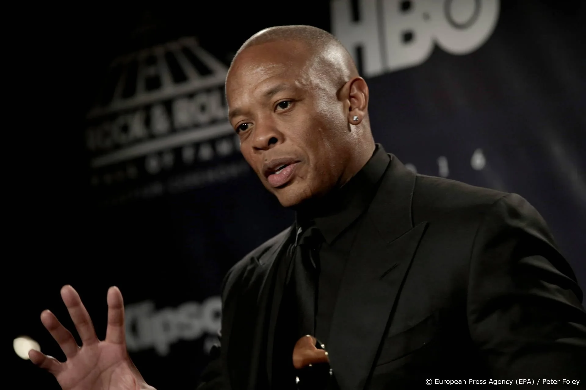 Dr. Dre ligt nog steeds op de intensive care