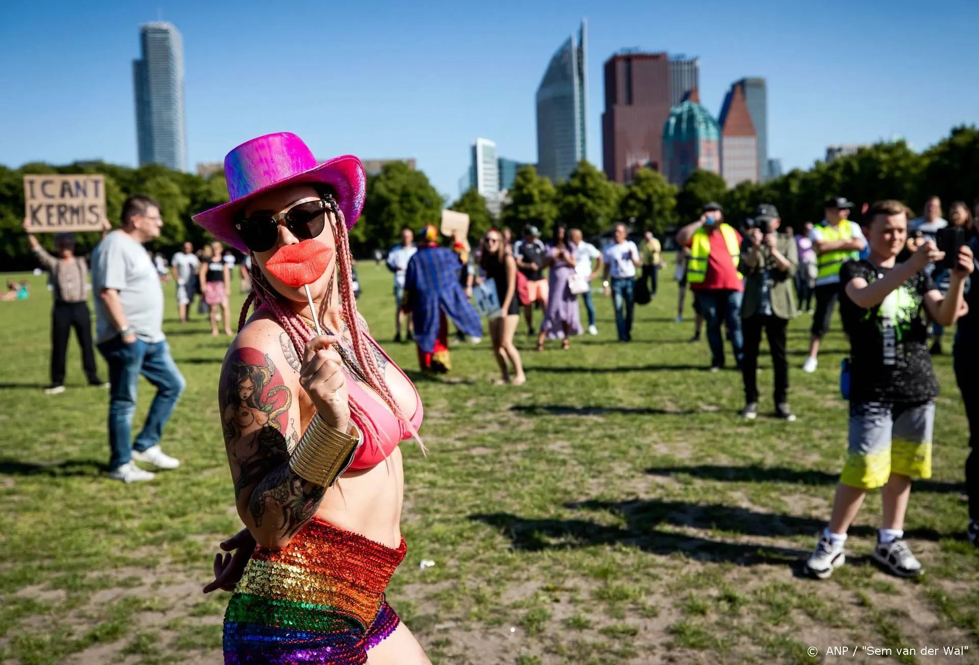 Horeca- en entertainmentsector houdt rustig protest op Malieveld (3)