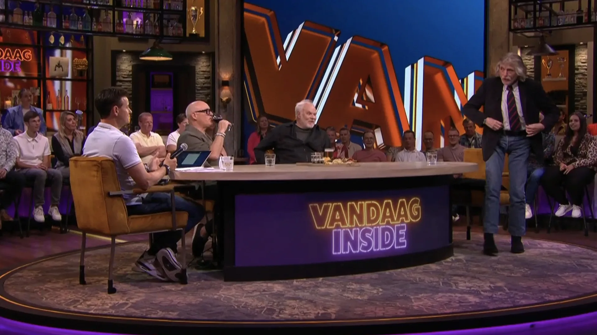 Johan Derksen sprint studio uit tijdens uitzending vanwege nieuwe single Wilfred Genee