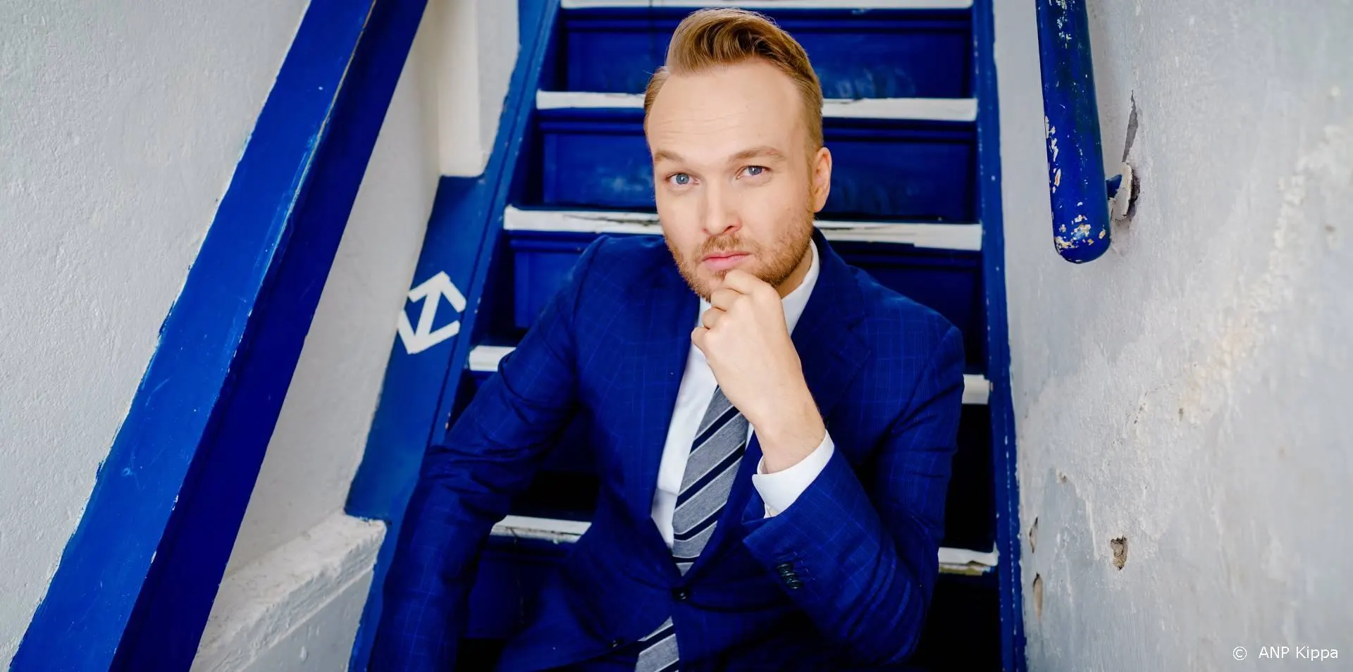 Lubach vraagt technici in coronastudio vooral niet te lachen