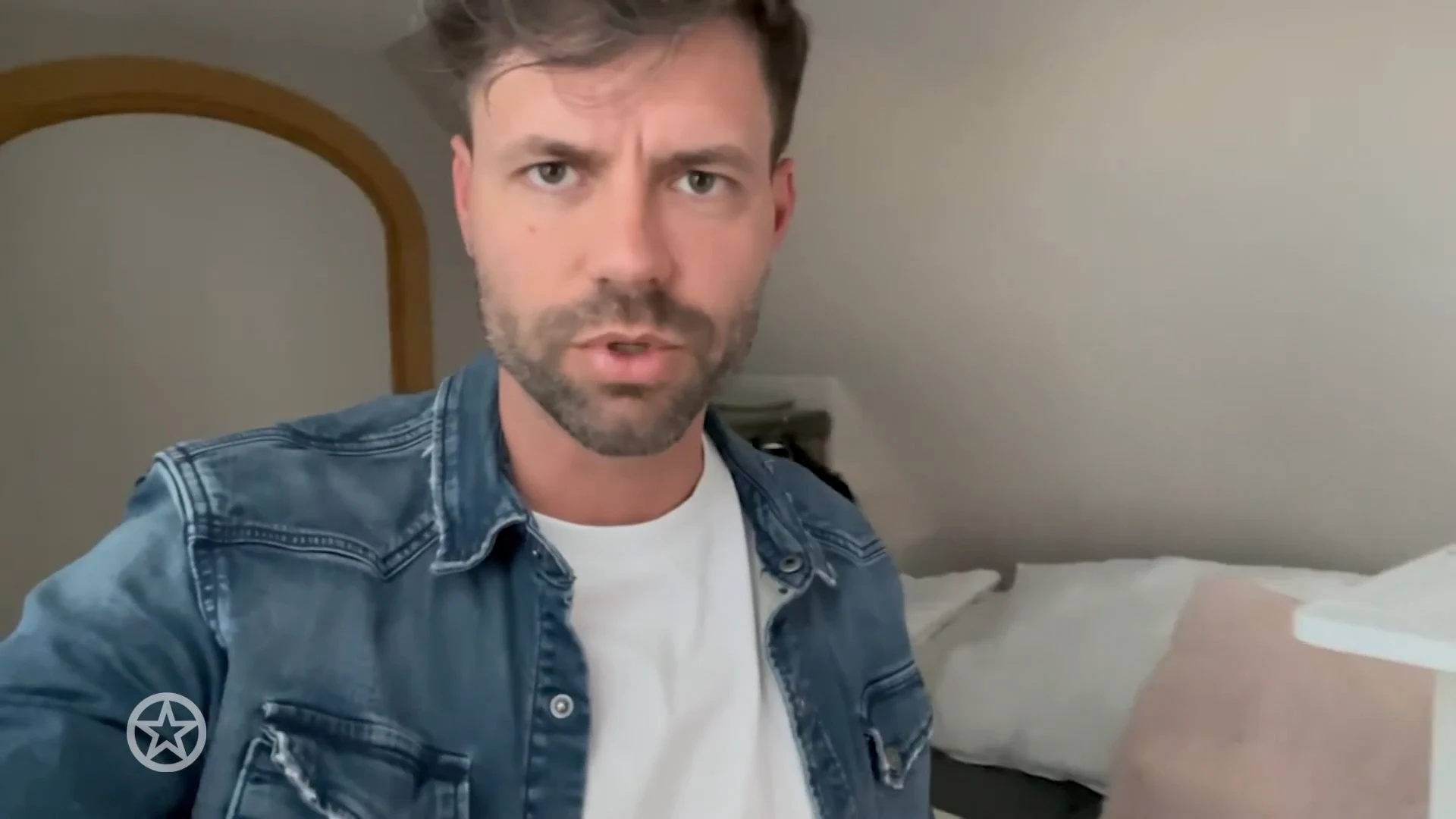 Simon slaapt niet naast Annemarie