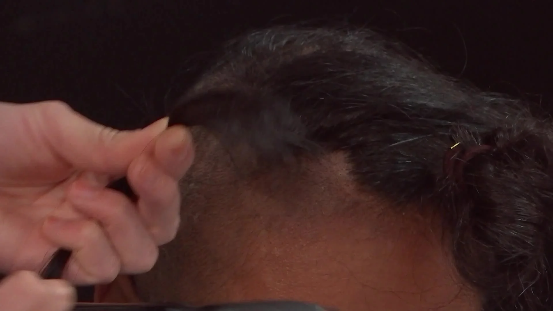 EJVJL-Eunice scheert hoofd kaal