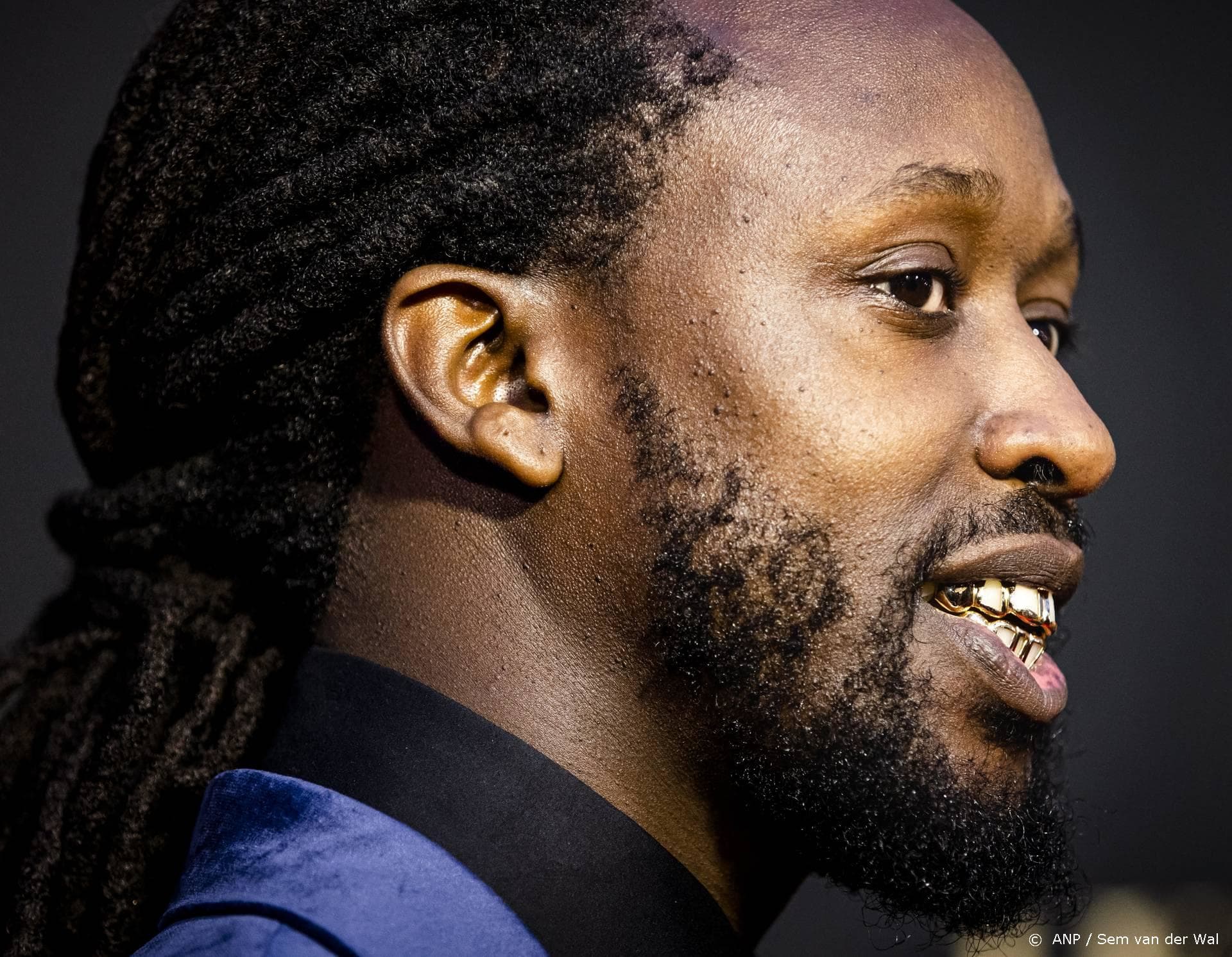 Akwasi trapt Omroep Zwart af met muziekmarathon van 168 uur