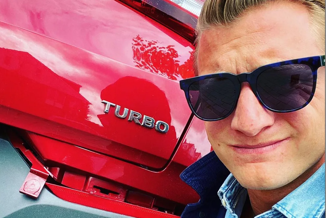 Jan Versteegh in auto aangereden