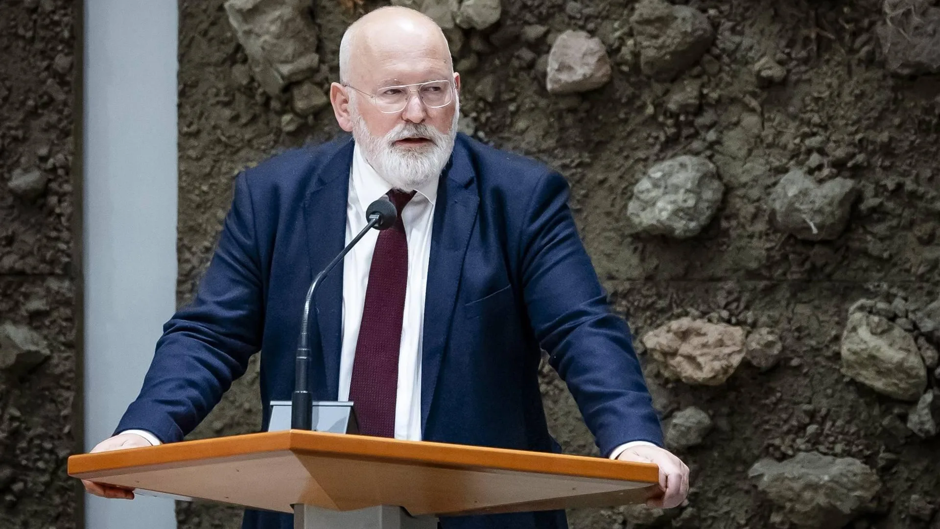 Politicus Frans Timmermans neemt rigoureus besluit