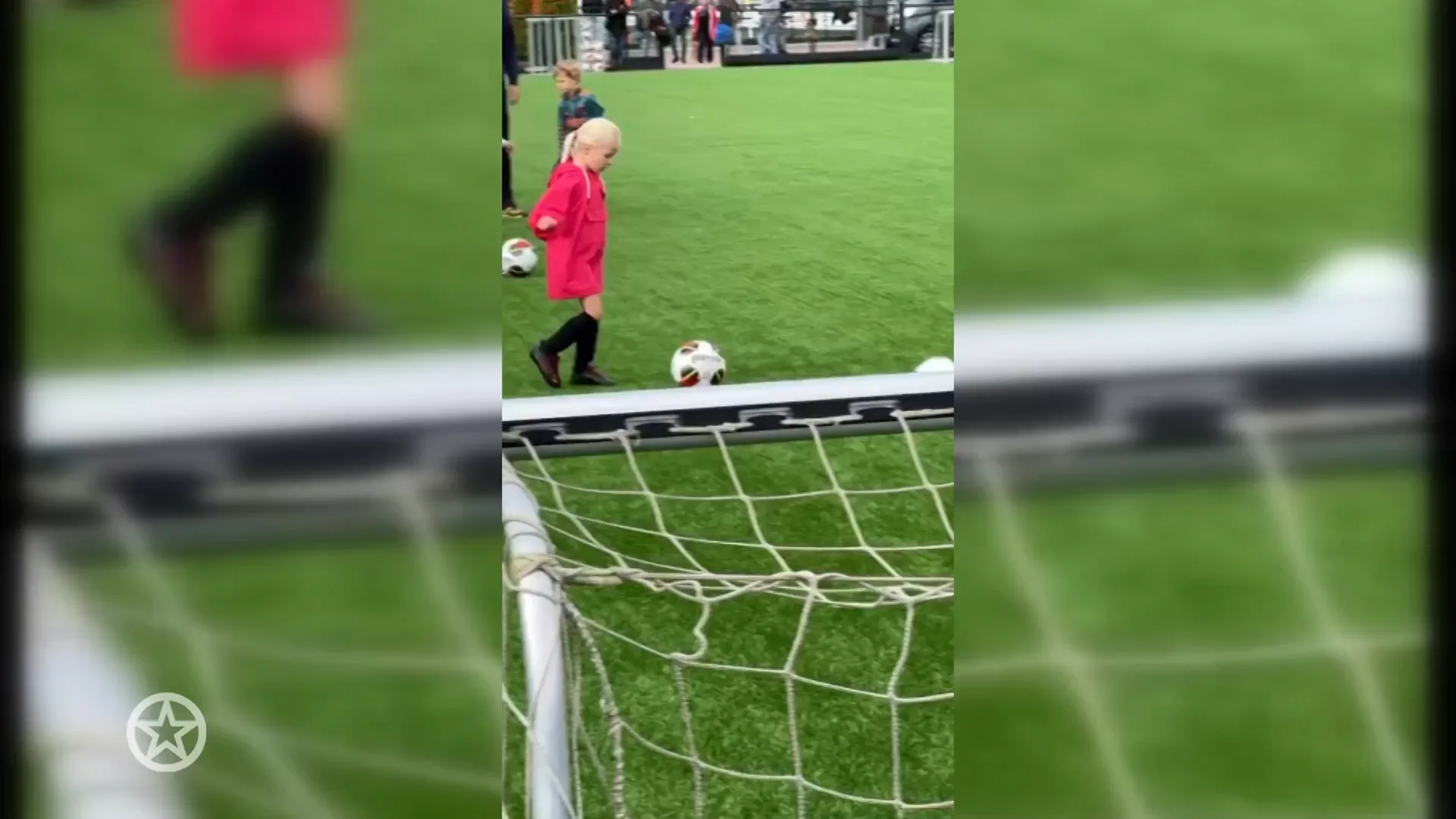 Claire Meiland trapt een balletje