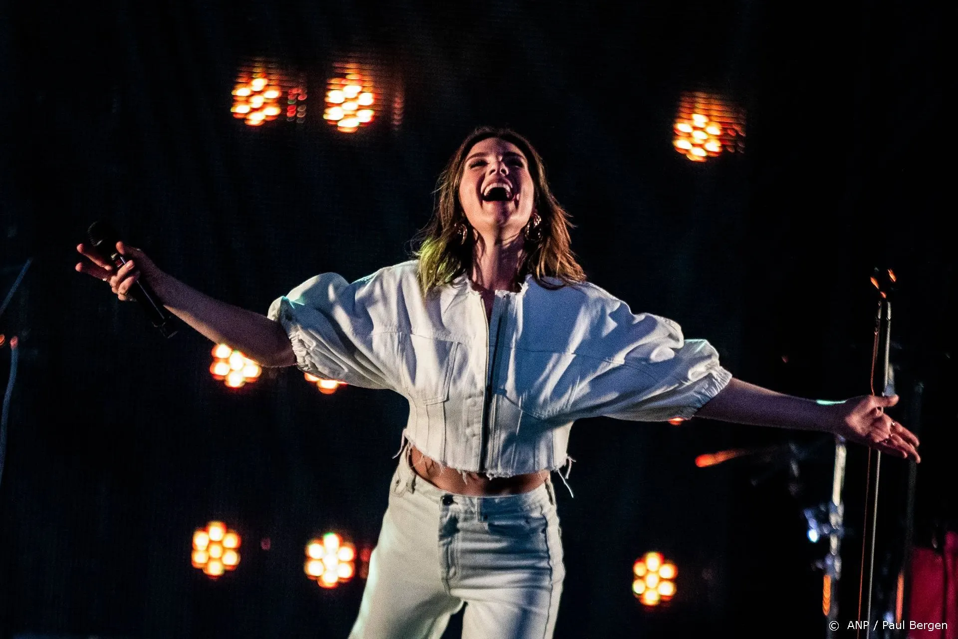 Maan, Miss Montreal en VanVelzen zingen tijdens Concert van hoop