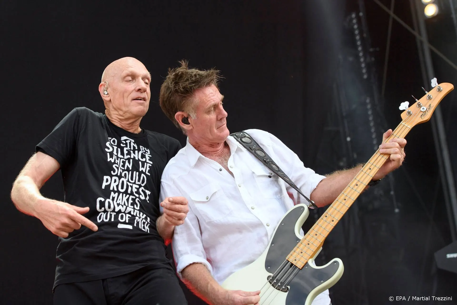 Bassist Midnight Oil (62) overleden