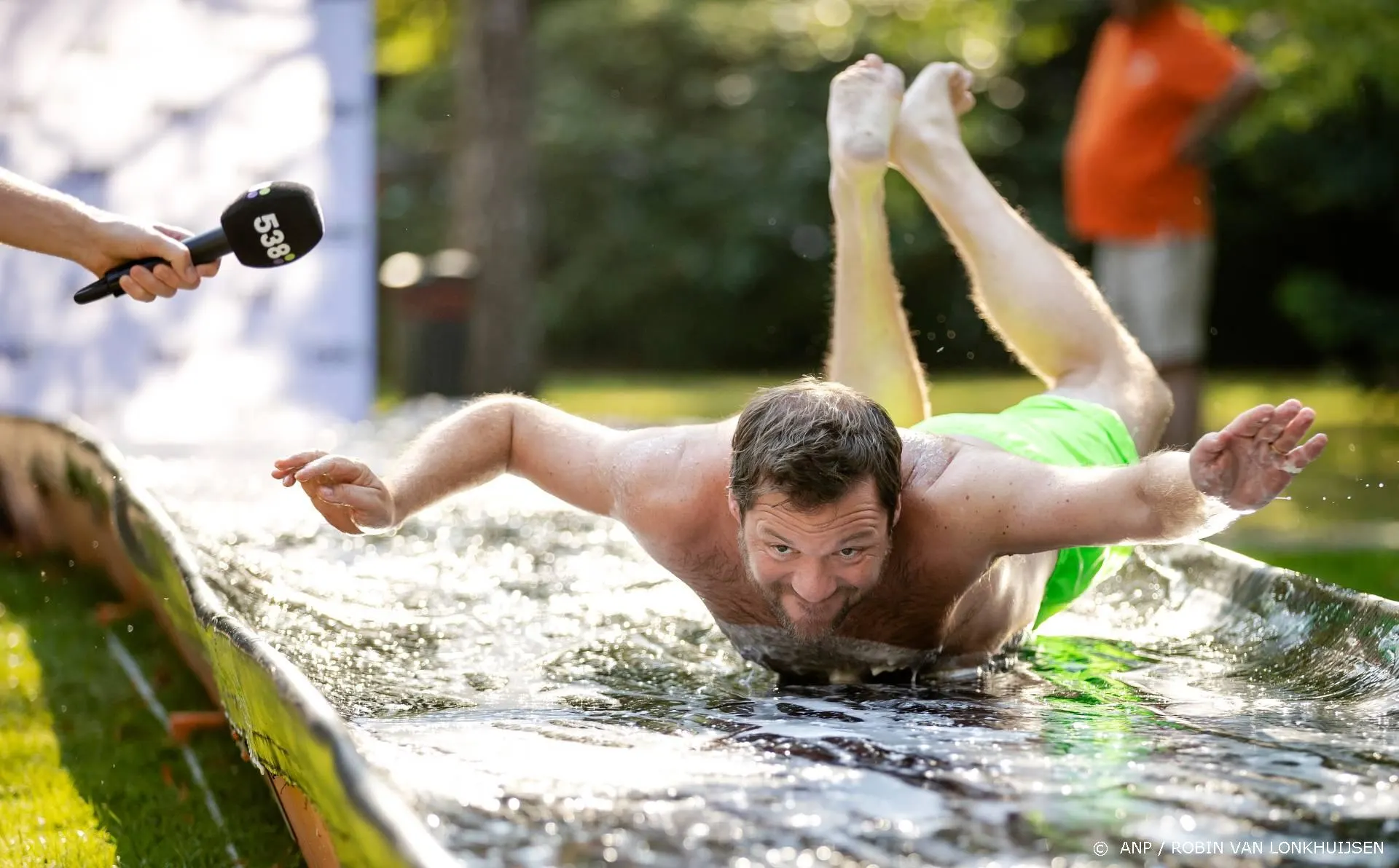 Ajax-fan Van der Eerden zingt clublied Feyenoord voor goede doel