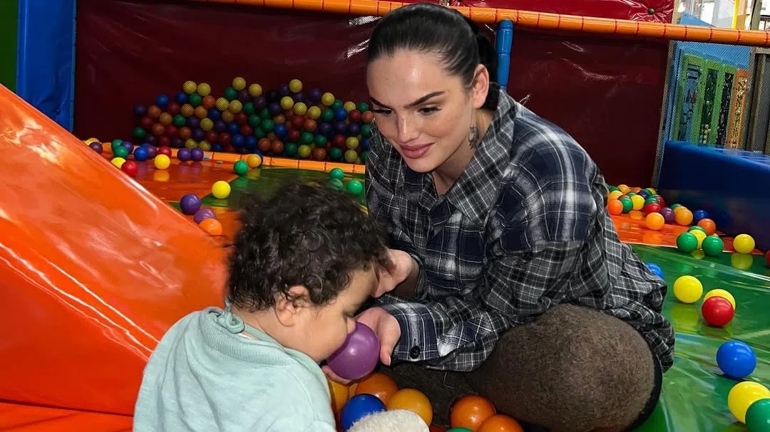 Famke Louise kláár met kritiek zoontje: 'Waar bemoei je je mee?!'