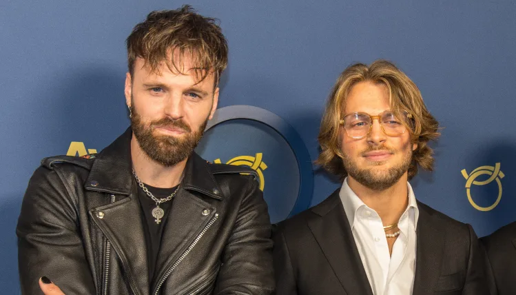 Rijk Hofman grapt over moordpoging op broer Tim