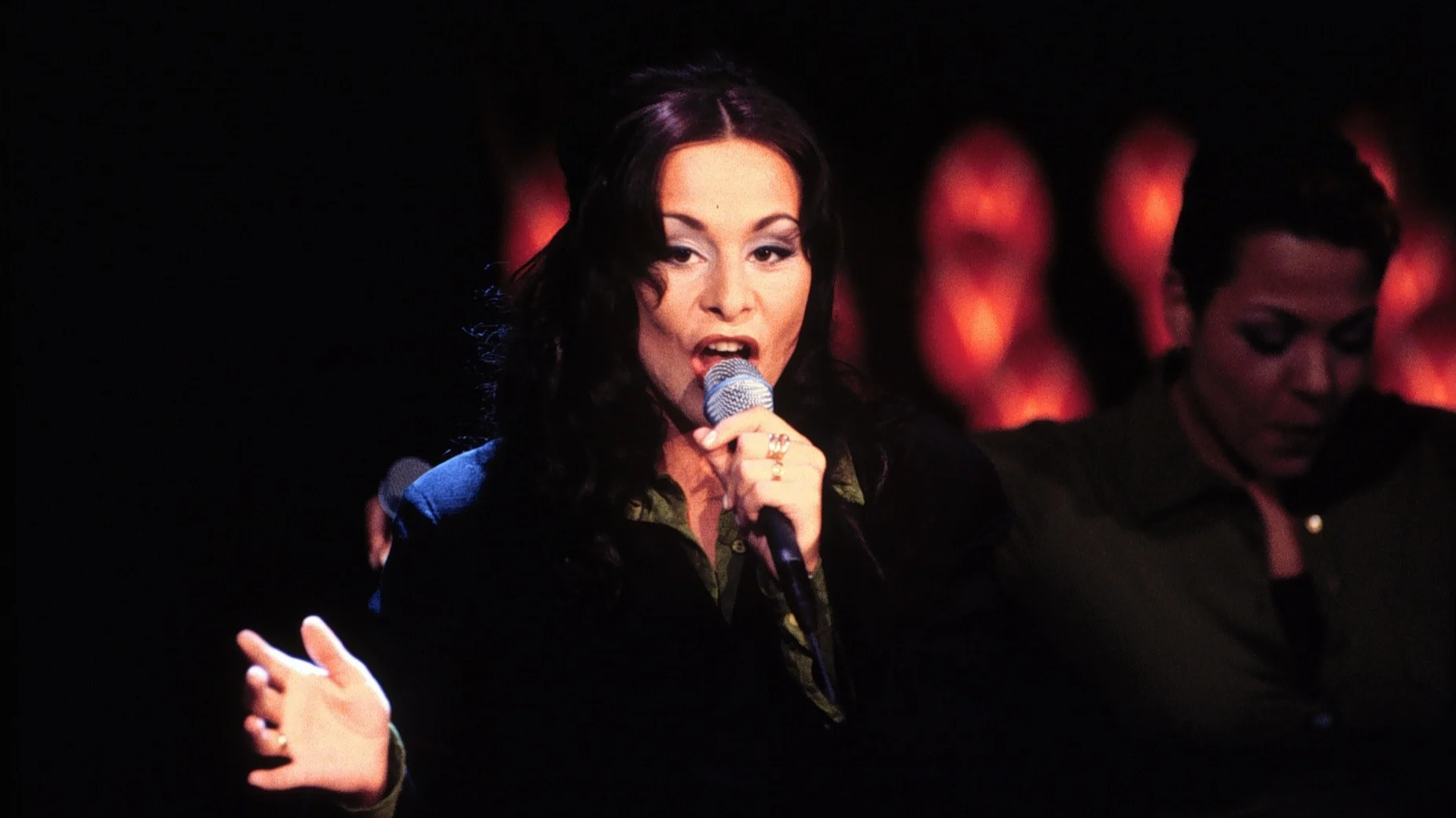 Trijntje Oosterhuis over moeizame start carrière: 'Kotsend in de coulissen'