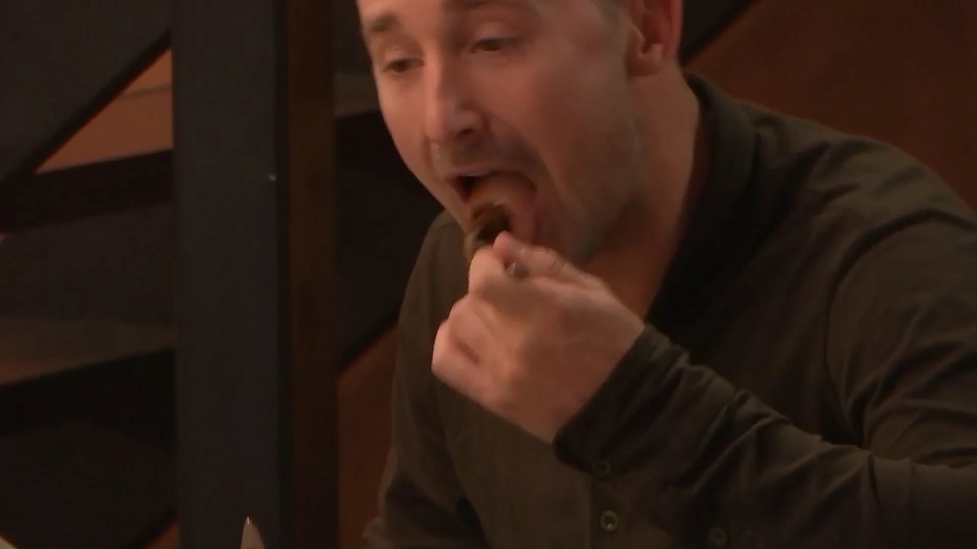 Nancy kan niet tegen de eetgewoontes van Paul