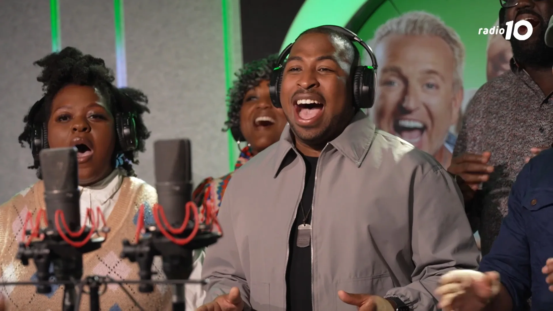 Gordon & Froukje live geopend door gospelkoor G-Roots (Radio 10)