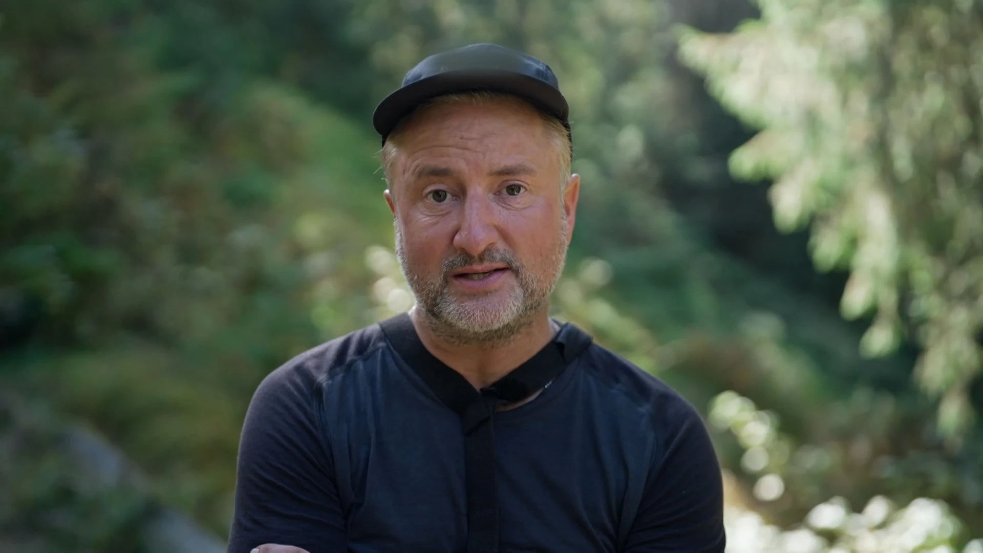 Ray geïrriteerd: Dennis is zijn helm kwijt