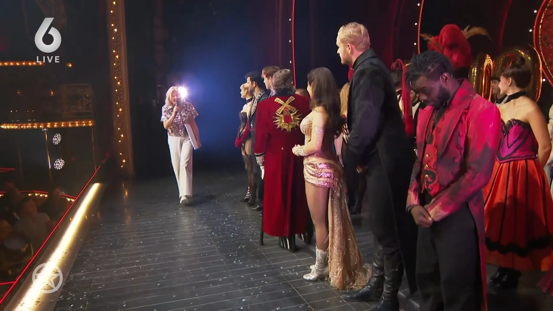 Irene Moors overhandigd Carlo Boszhard en de cast van Moulin Rouge een award