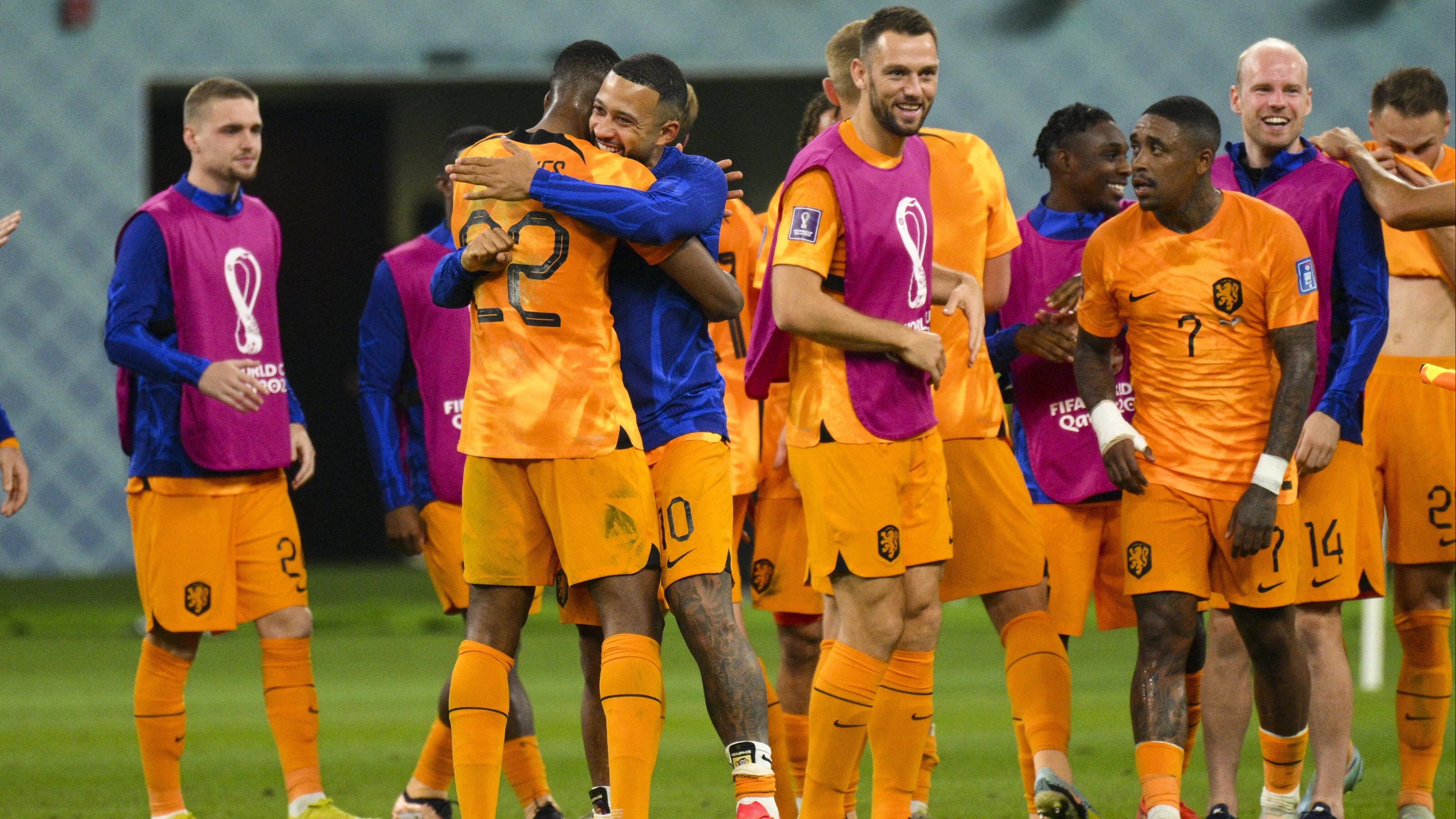 Oranje-spelers bouwen met Van Gaal een feestje