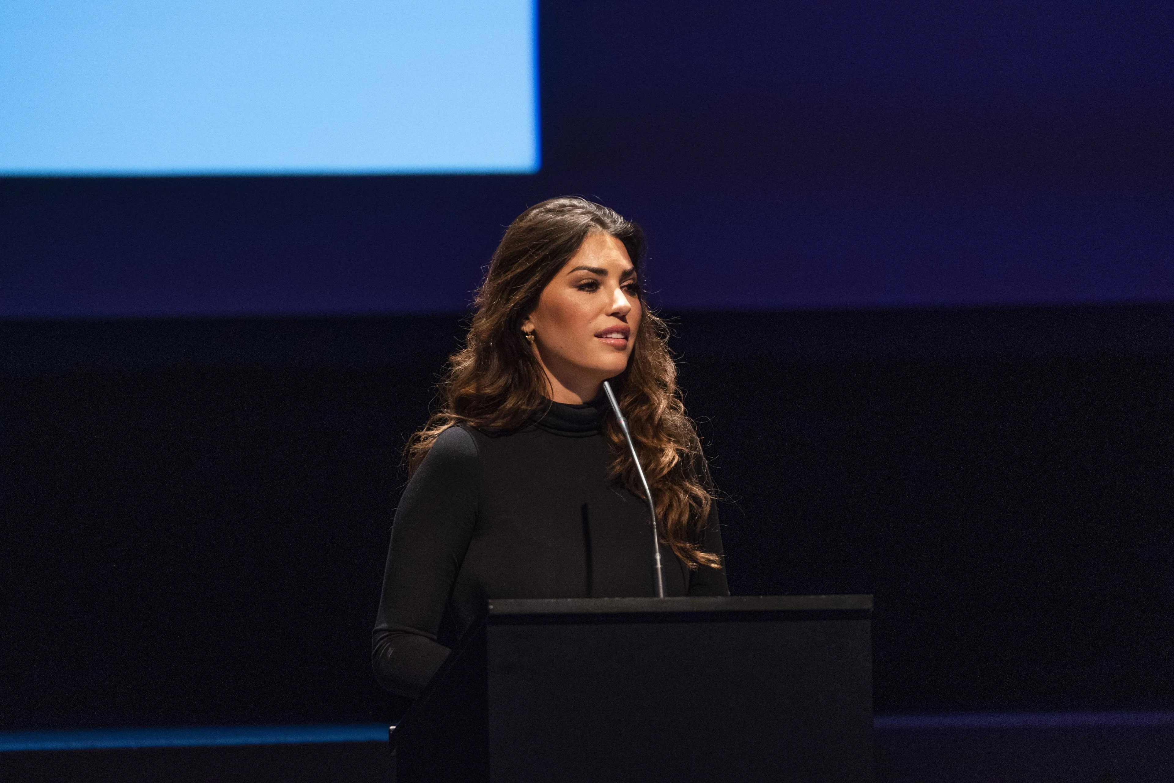 Yolanthe emotioneel tijdens speech
