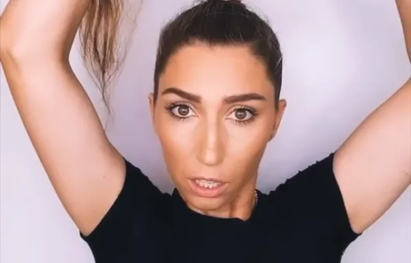 HEFTIG: Xelly Cabau knipt ineens volle bos haar van hoofd