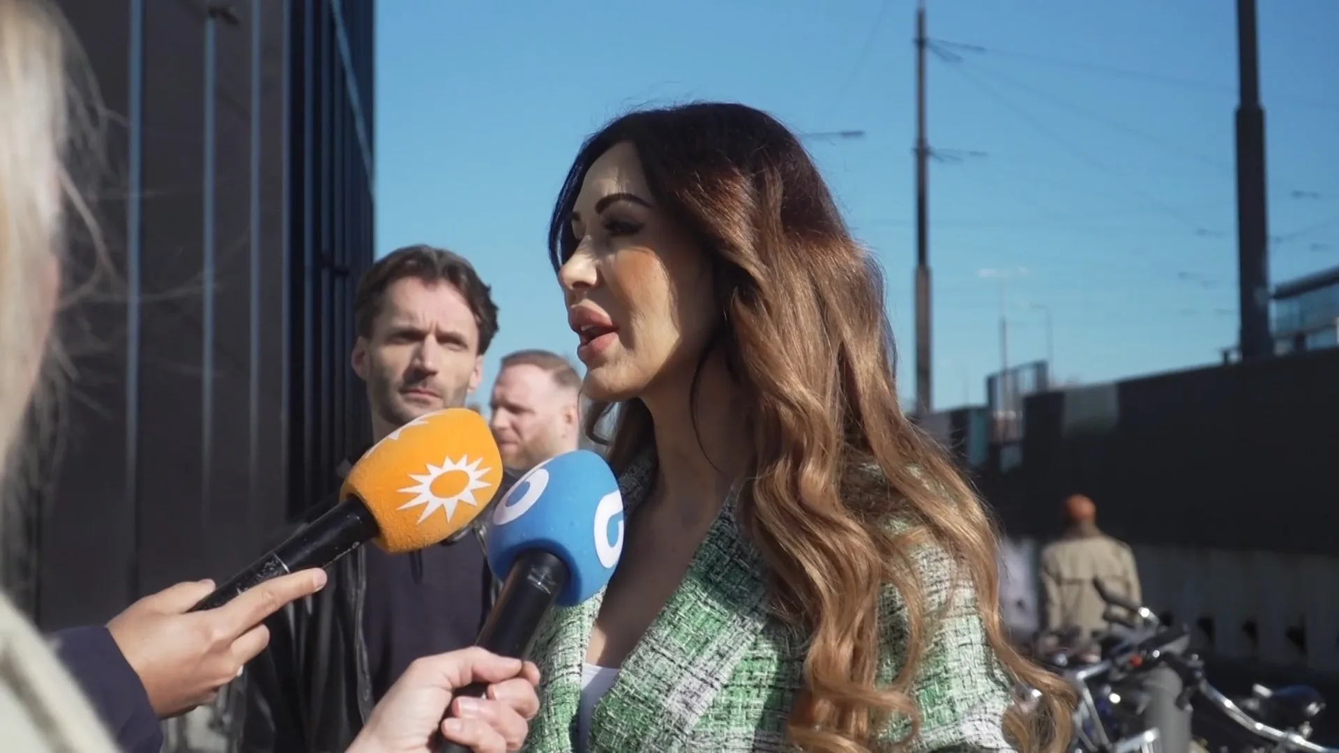 Tamara Elbaz doet geëmotioneerd dringende oproep tijdens spreekrecht