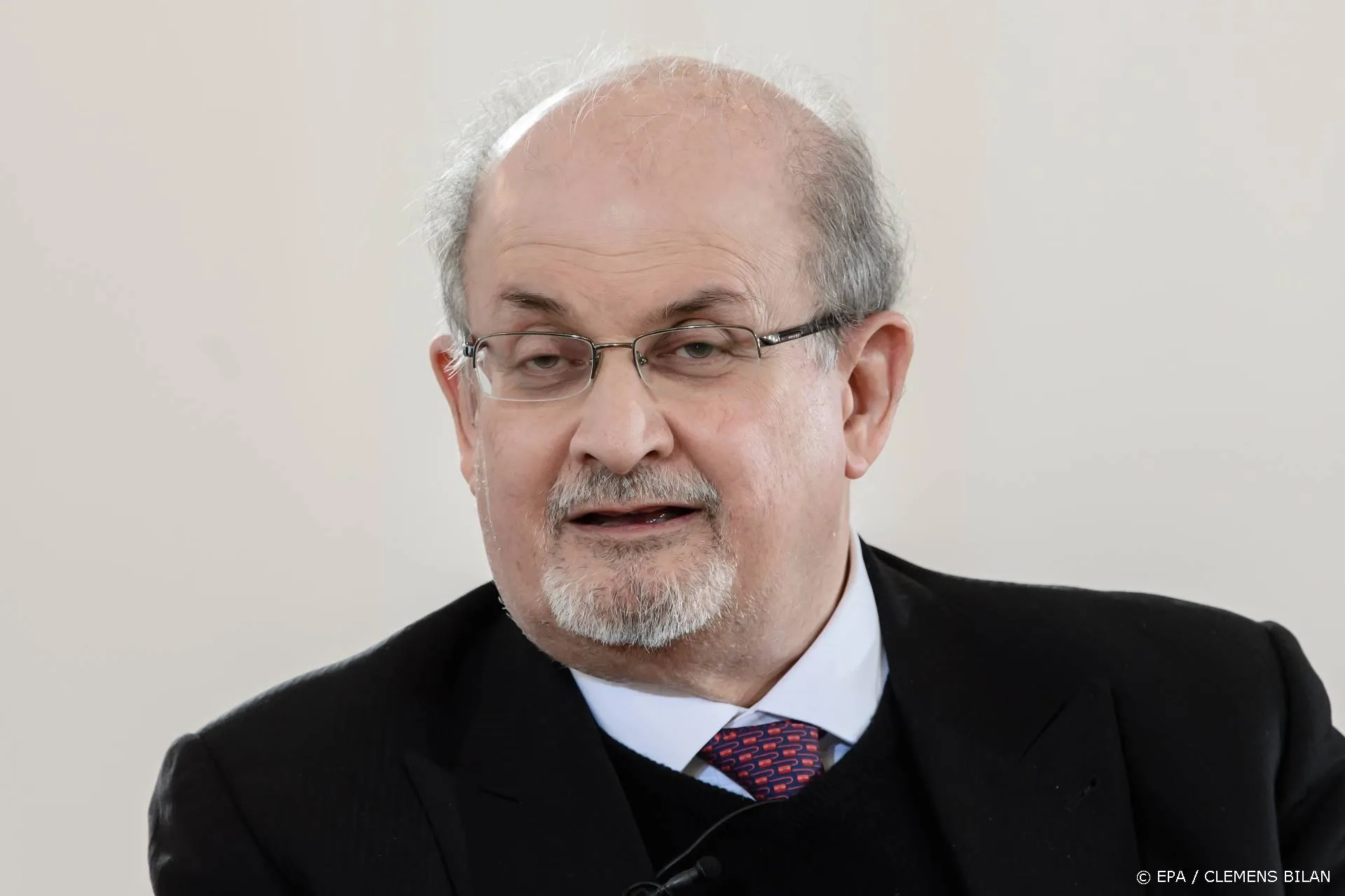 Verdachte verrast dat Salman Rushdie na steekincident nog leeft