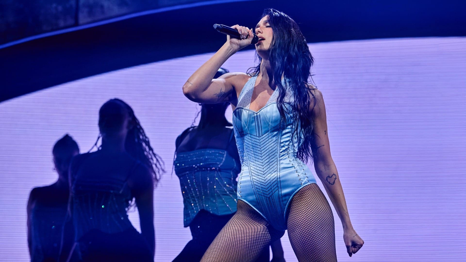 Dit Nederlandstalige liedje zingt Dua Lipa in Amsterdam