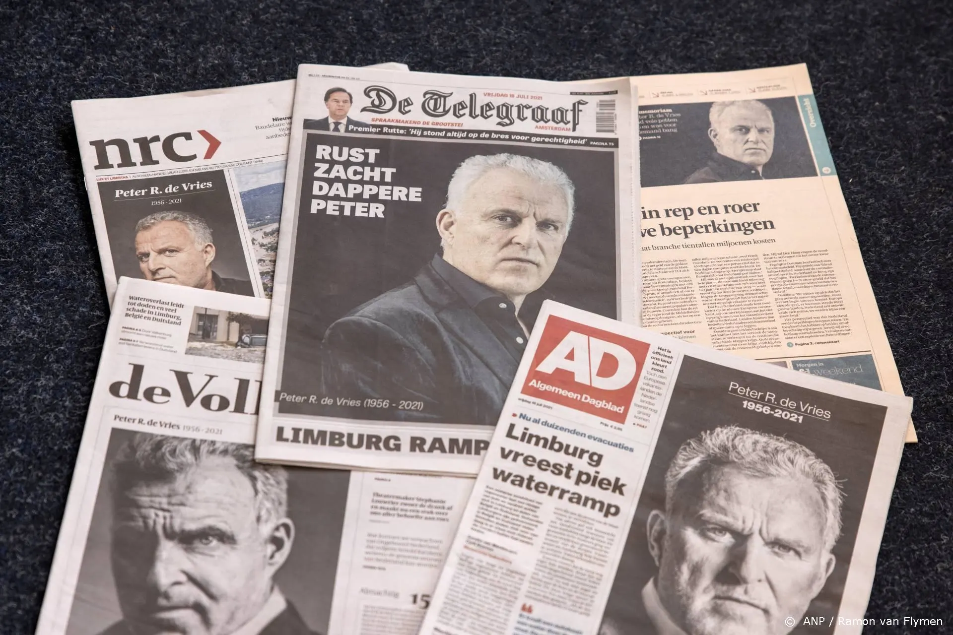 Paginagroot rouwbericht van kinderen Peter R. de Vries in kranten